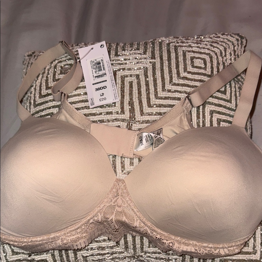 Chic Lace Underwire Bra in Cream